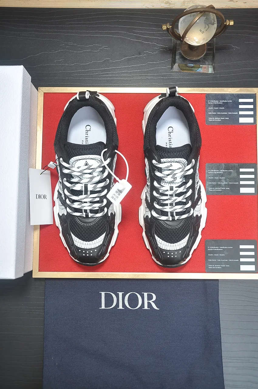 Men's shoes 💰: 640💶 (couples model) Brand: Dior (Dior) Standard code: Women's code 35-40. Men's code 38-44 (45 customized) Grade: Same as the official website Material: Top-quality original cowhide stitching Original wear-resistant and lightweight outsole Style category: Fashionable casual shoes Distinguished luxury brand elements top luxury Color: Actual picture color